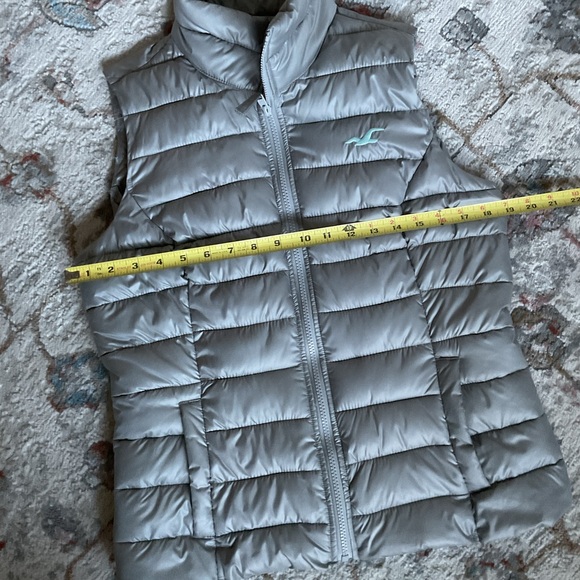 Hollister Silver Lightweights Puffer Vest - Picture 11 of 15